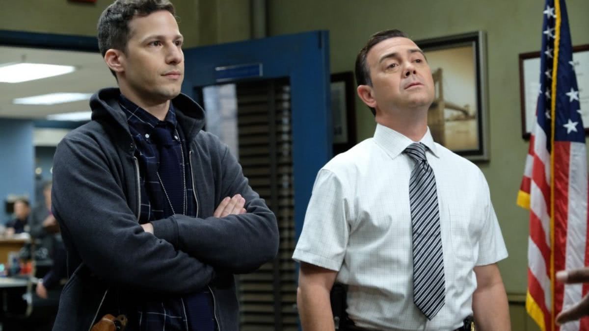 Dia do Trabalho: Confira uma seleção de séries sobre trabalho 2 Andy Samberg como Jake e Joe Lo Truglio como Charles em Brooklyn Nine-Nine (Reprodução)