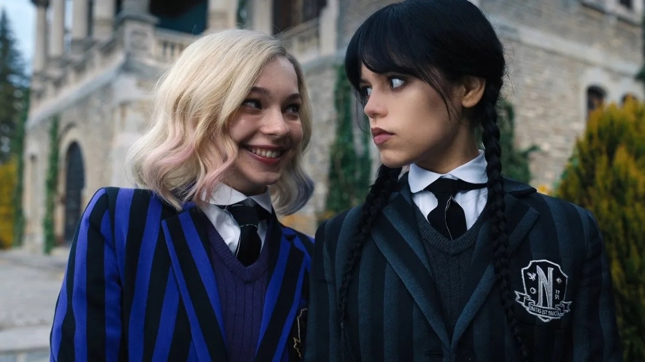 Wandinha: Emma Myers revela medo de viver Enid novamente 2 Emma Myers como Enid e Jenna Ortega como Wandinha em cena da série Wandinha (Reprodução / Netflix)