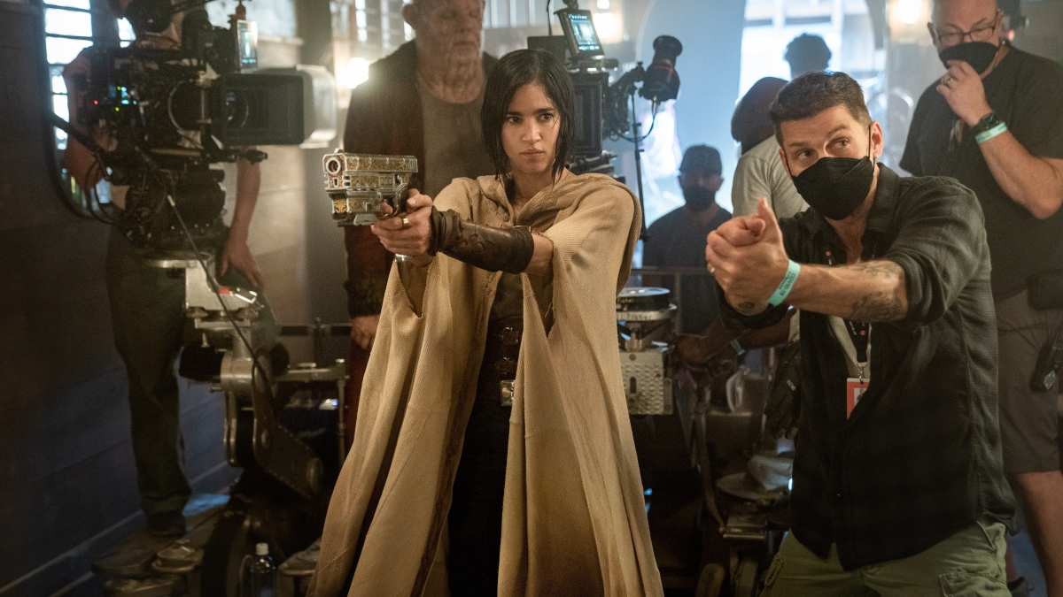 Roteirista afirma que há material para mais filmes de Rebel Moon 1 Zack Snyder e Sofia Boutella no set de Rebel Moon (Divulgação / Netflix)