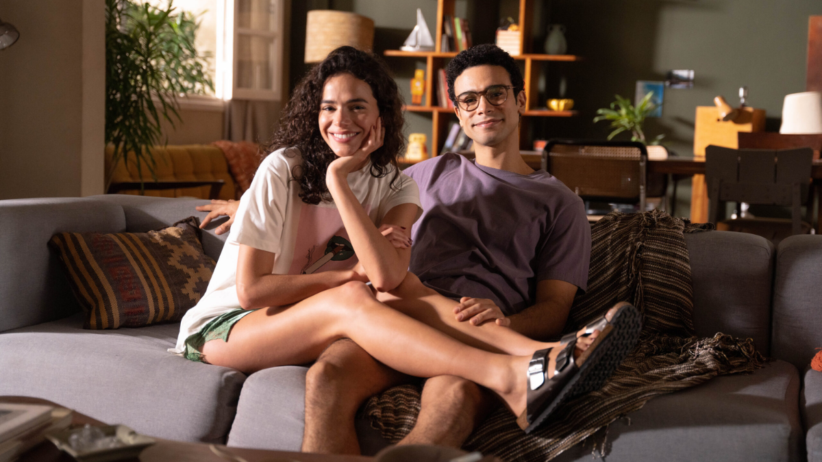 Dia do Trabalho: Confira uma seleção de séries sobre trabalho 6 Bruna Marquezine e Sérgio Malheiros em "O Amor da Minha Vida", série do Disney+
