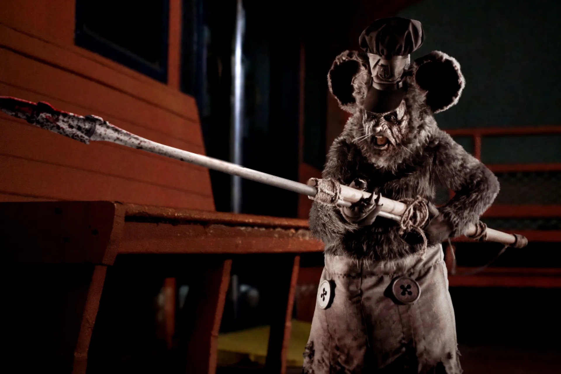 Cinco motivos para assistir Screamboat: Terror A Bordo nos cinemas 1 David Howard Thornton como rato assassino em Screamboat (Divulgação / Sleight of Hands Prods)