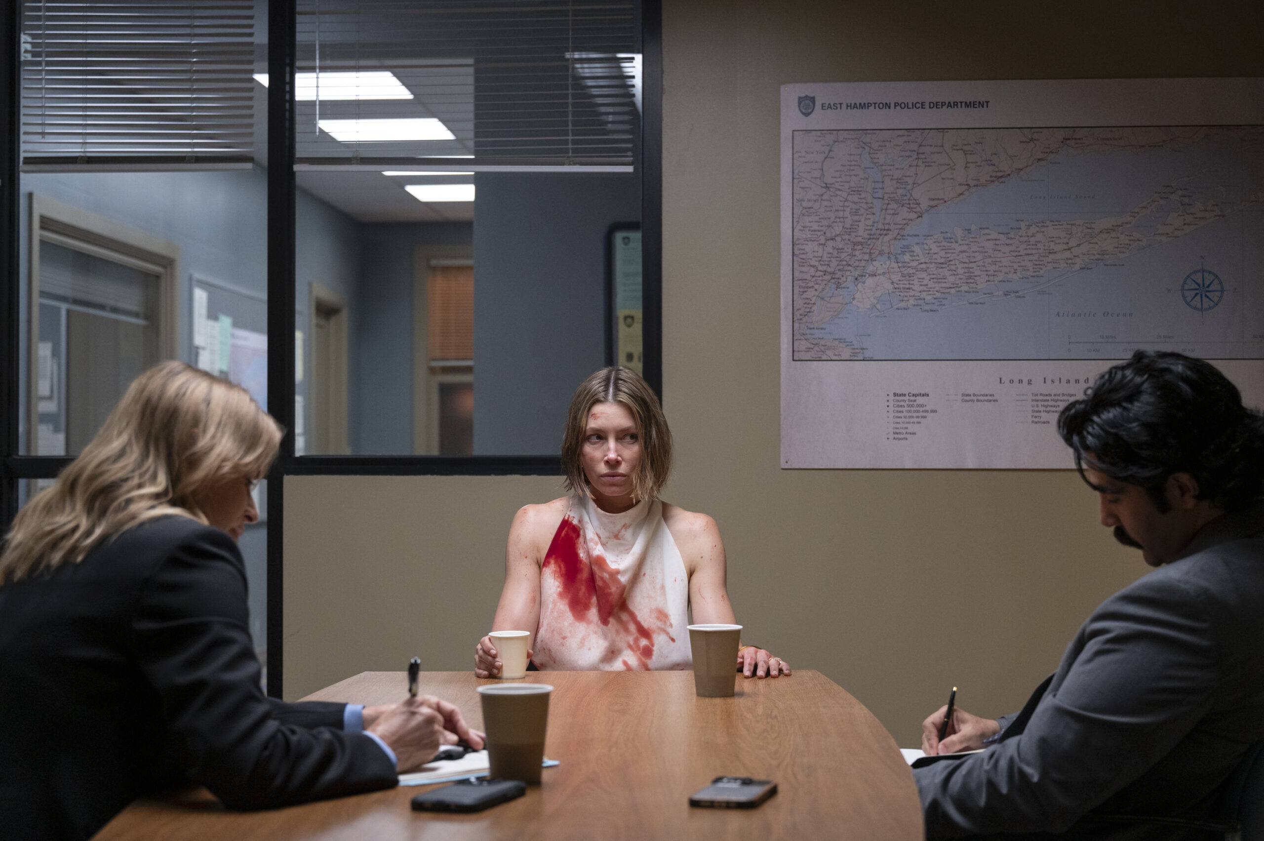 Kim Dickens, Jessica Biel e Bobby Naderi em The Better Sister (Divulgação / Prime Video)