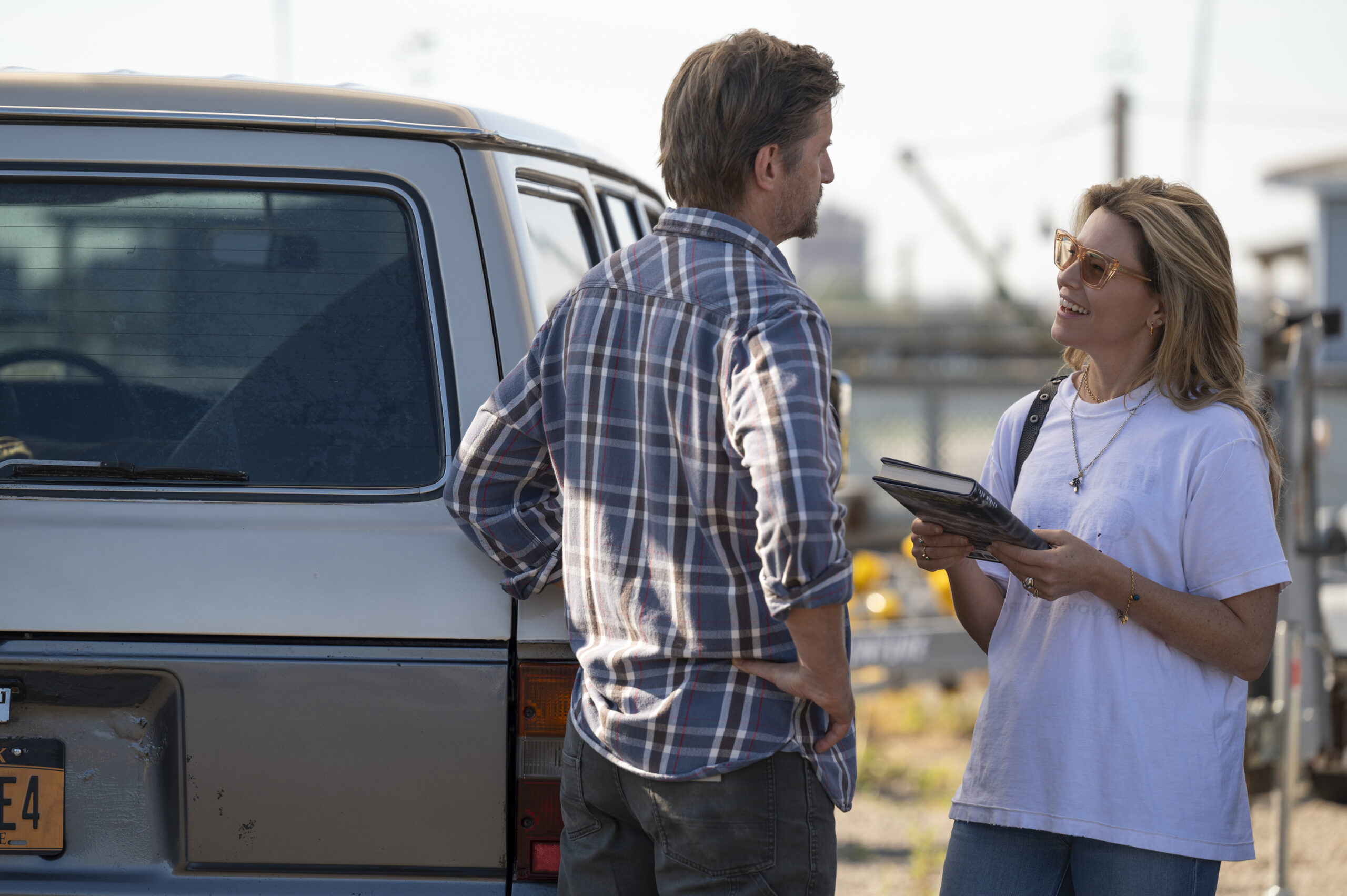 Paul Sparks e Elizabeth Banks em The Better Sisters (Divulgação / Prime Video)