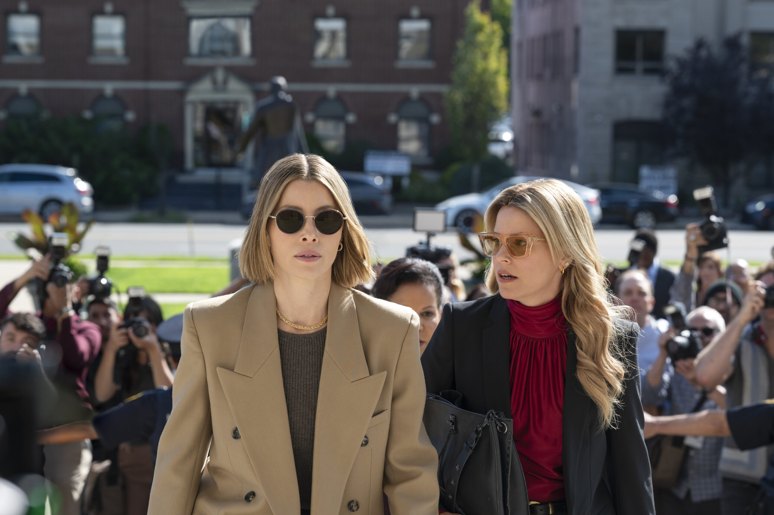 Jessica Biel e Elizabeth Banks em The Better Sisters (Divulgação / Prime Video)