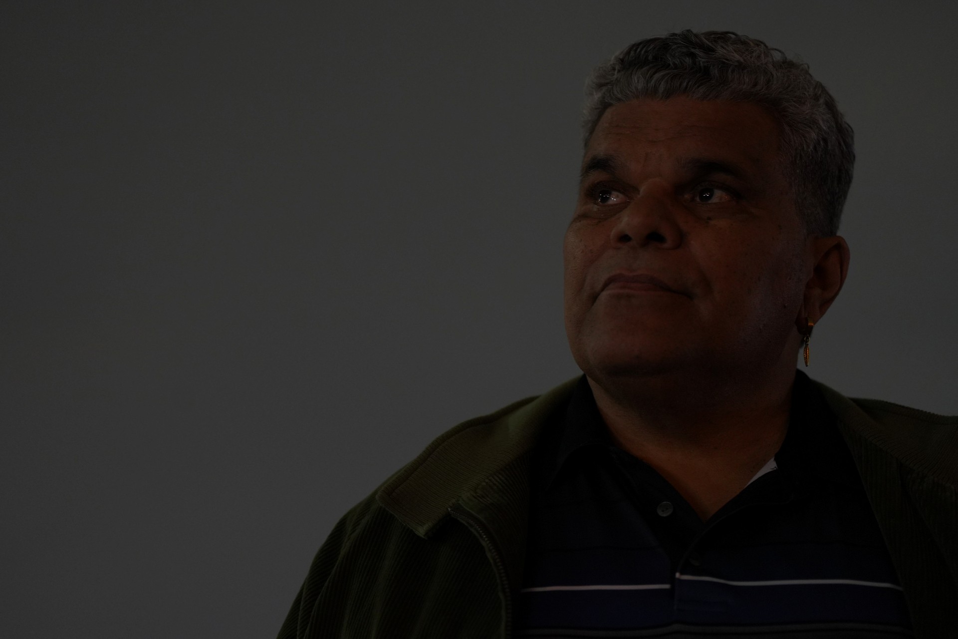 Luis Guzmán como Ignatius em Família à Prova de Balas (Reprodução / Diamond Films)
