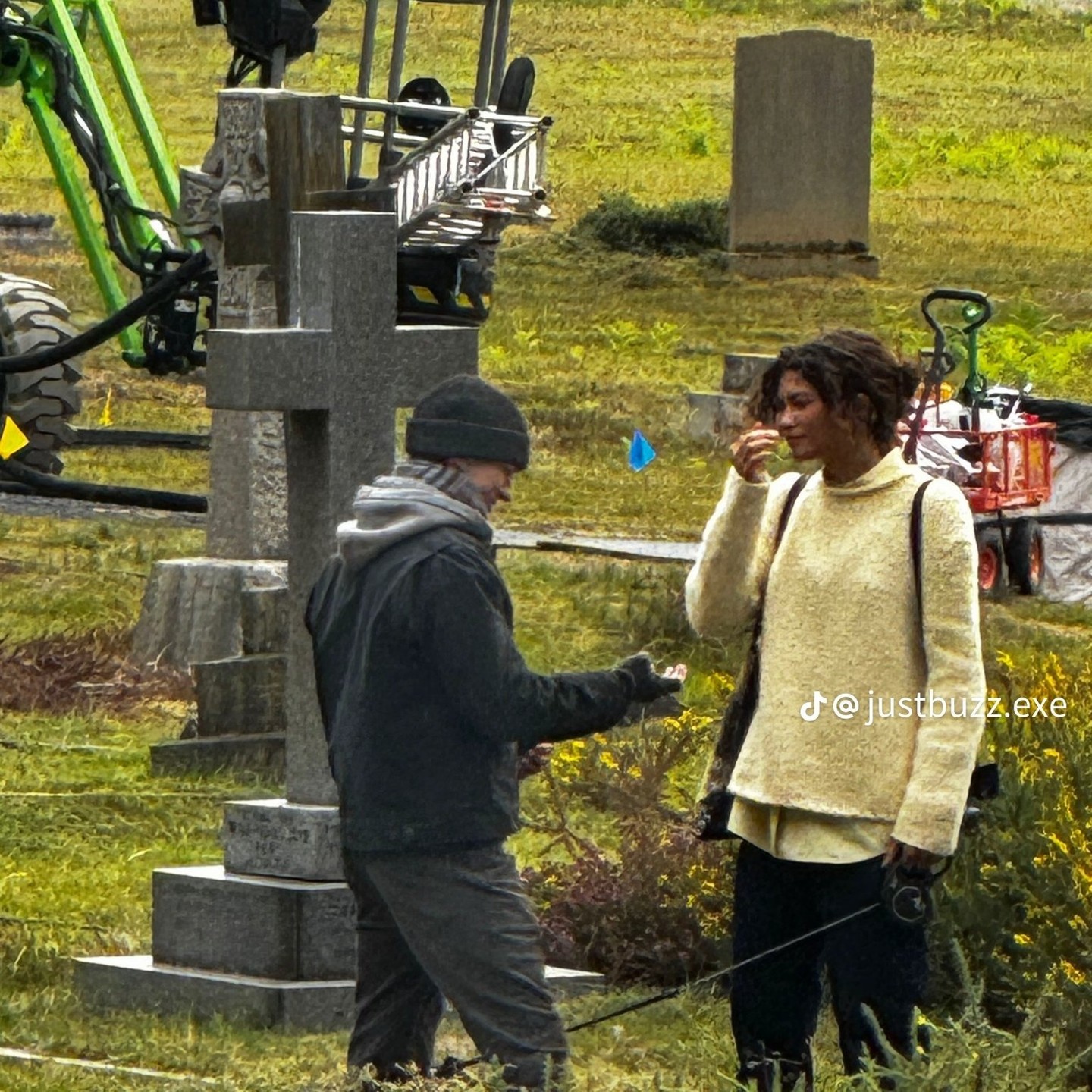 Primeiras imagens de Tom Holland e Zendaya no set Homem-Aranha: Um Novo Dia são divulgadas; veja 1 Primeiras imagens de Tom Holland e Zendaya no set Homem-Aranha Um Novo Dia são divulgadas, veja