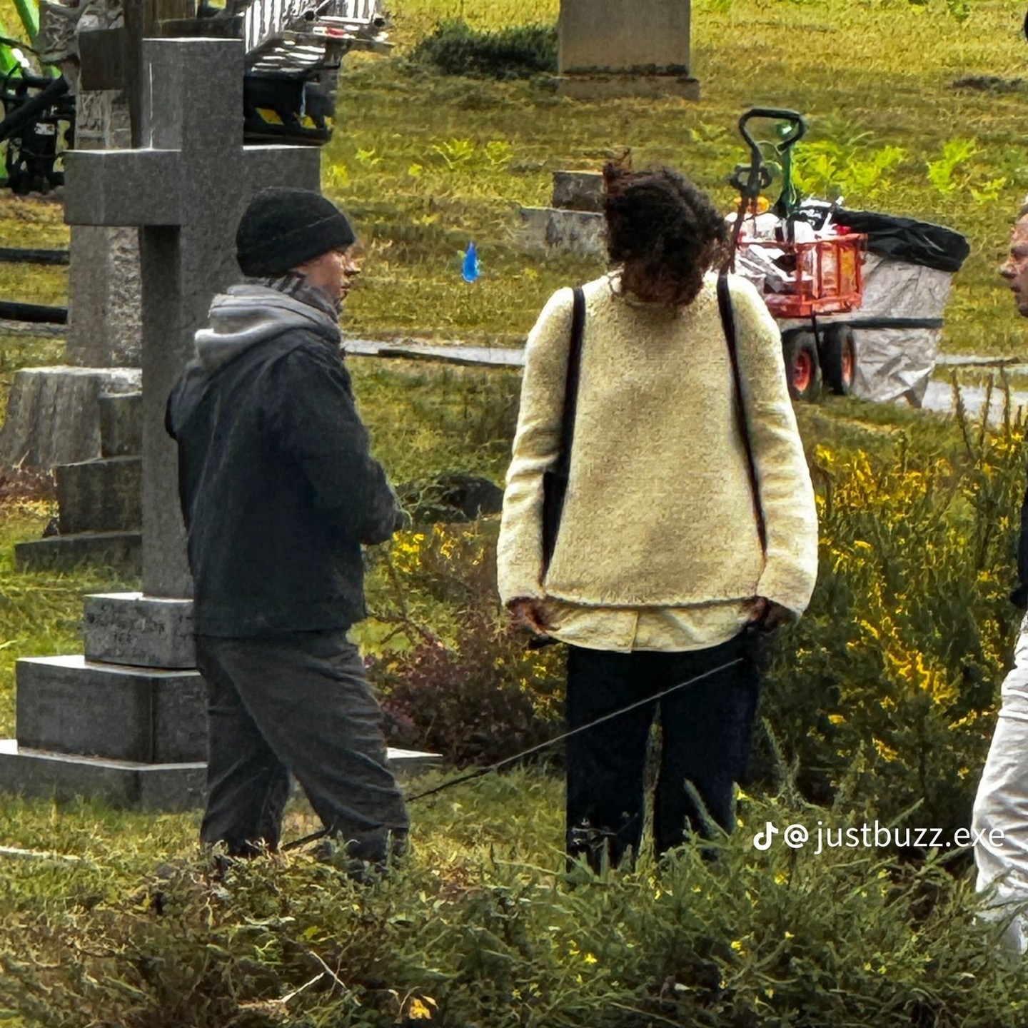Primeiras imagens de Tom Holland e Zendaya no set Homem-Aranha: Um Novo Dia são divulgadas; veja 2 Primeiras imagens de Tom Holland e Zendaya no set Homem-Aranha Um Novo Dia são divulgadas, veja