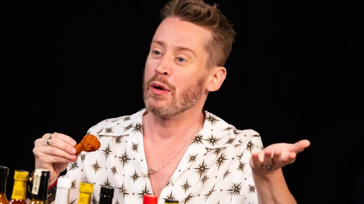 Macaulay Culkin é honesto sobre Esqueceram de Mim 2 ser melhor que o primeiro 1 Macaulay Culkin no Hot Ones (Reprodução / YouTube)