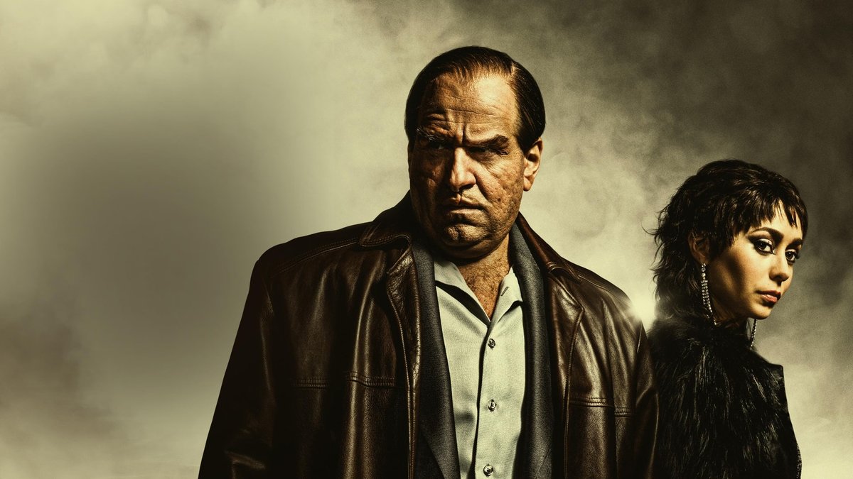 Onde assistir às séries vencedoras do Emmy 2025 9 Oswald Cobblepot, o Pinguim (Colin Farrell), aparece em destaque com expressão fechada e casaco de couro escuro, ao lado de Sofia Falcone (Cristin Milioti), em arte promocional da série Pinguim, da HBO Max.