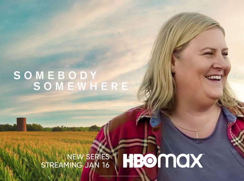 Onde assistir às séries vencedoras do Emmy 2025 7 Sam (Bridget Everett) sorri em meio a um campo aberto, na série Somebody Somewhere, da HBO Max.
