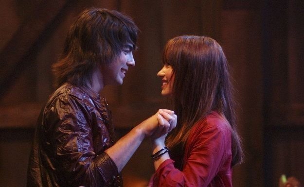 Camp Rock 3 vem aí! Joe Jonas anuncia a produção do terceiro filme 1 Joe Jonas e Demi Lovato em cena romântica de Camp Rock no palco do acampamento musical
