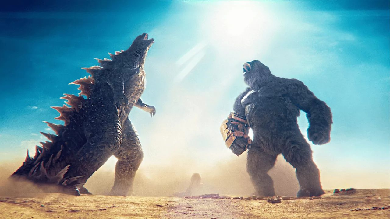 Melhores filmes de ficção científica da Netflix para assistir agora 3 Cena do filme Godzilla x Kong: O Novo Império. Na imagem, os dois monstros gigantes se encaram sob um céu azul intenso.