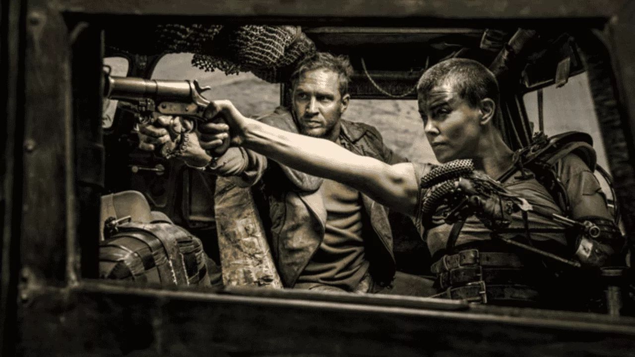 Melhores filmes de ficção científica da Netflix para assistir agora 4 Cena do filme Mad Max: Estrada da Fúria. Dois sobreviventes armados dentro de um veículo em ambiente desértico
