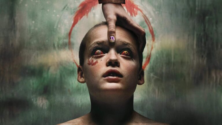 Crítica | Faça Ela Voltar: um terror sobre luto, perda e cicatrizes que insistem em não fechar Oliver, com olhar transtornado e marcas no rosto, é tocado na testa por uma mão ensanguentada diante de um círculo vermelho em Faça Ela Voltar (2025).