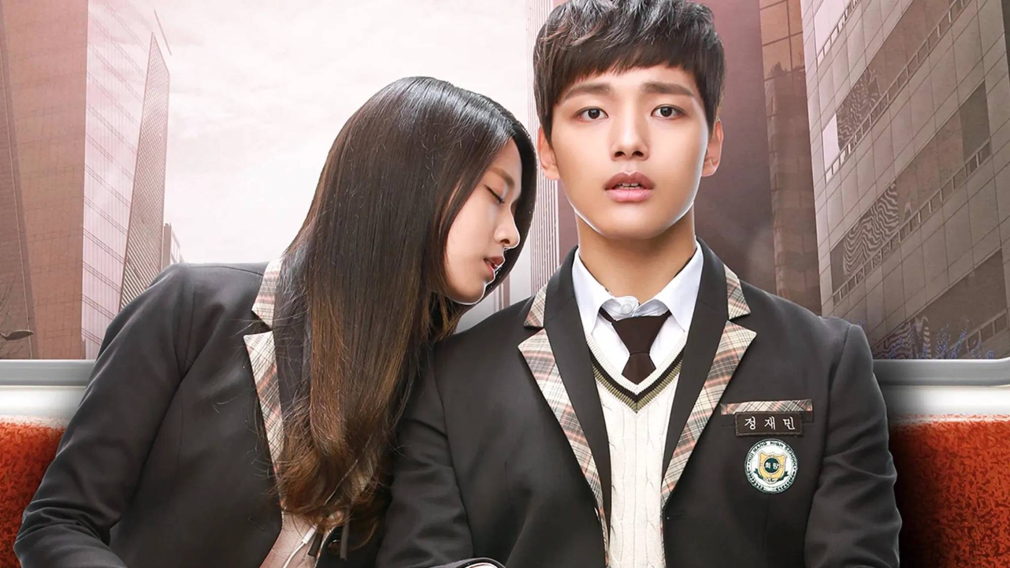 Doramas baseados em webtoon - Cena do dorama Marmelada de Laranja (2015) mostra uma estudante apoiando a cabeça no ombro de um colega no metrô, ambos usando uniforme escolar.