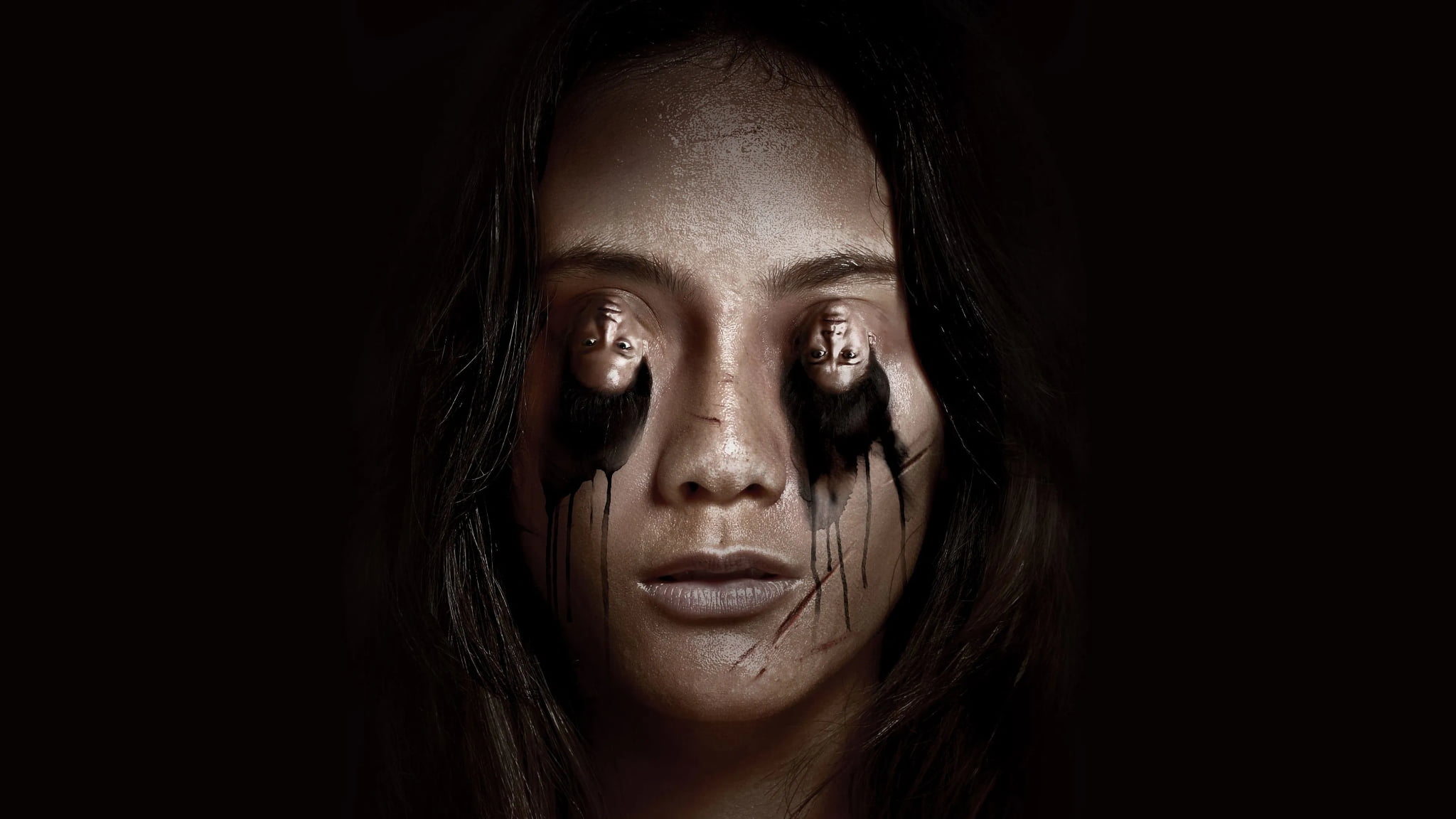 Filmes de terror asiáticos famosos: 12 obras que conquistaram o mundo 12 rosto de mulher com expressão séria, com olhos transformados em imagens distorcidas e sombrias de outra figura feminina, cena de um dos filmes de terror asiáticos famosos