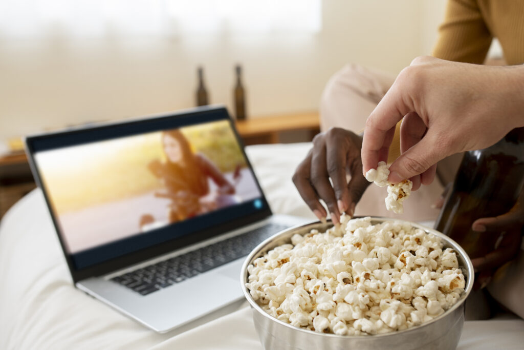 5 filmes no streaming em janeiro que vale a pena ficar de olho 1 close up hands holding popcorn