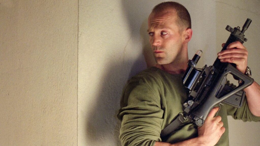 Melhores filmes de ação: 50 títulos imperdíveis para quem ama adrenalina 2 Jason Statham em cena de "Carga Explosiva" compondo a lista dos melhores filmes de ação