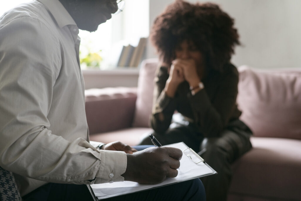 Entendendo a psicologia do risco na vida cotidiana 1 person sharing feelings emotions therapy session